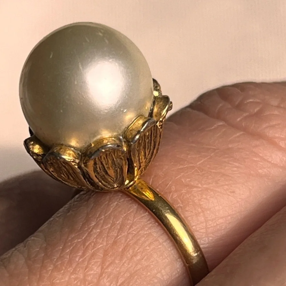 Vintage unsigned Miriam Haskell‎ Faux Pearl Gold-Tone Baroque adjustable ring